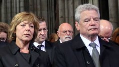 bundespraesident-joachim-gauck-und-seine-lebensgefaehrtin-daniela-schadt-auf-der-trauerfeier-fuer-die-opfer-der-germanwings-tragoedie-
