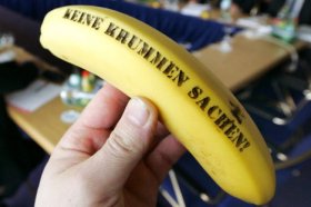 Eine Hand hält Freitag (22.02.2008) in Dresden bei den Tarifverhandlungen zwischen der Gewerkschaft IG BAU in den fünf neuen Bundesländern und den Arbeitgebern eine Banane mit der Aufschrift "Keine krummen Sachen!". Die Südfrucht, die die Arbeitnehmervertreter der Gegenseite überreichten, soll die Forderung der Gewerkschaft von acht Prozent mehr Mindestlohn im Osten bekräftigen. Für die rund 130 000 Bauarbeiter in den neuen Bundesländern laufen seit dem gleichen Tag in Dresden die Tarifverhandlungen für einen neuen Mindestlohn. Die Gewerkschaft IG BAU fordert für die Beschäftigten eine Anhebung der Einkommen um 8 Prozent.  Foto: Oliver Killig dpa/lsn (zu lsn 4190 vom 22.02.2008) +++(c) dpa - Report+++